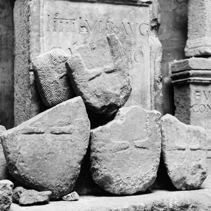 Fragments de stèles anthropomorphes