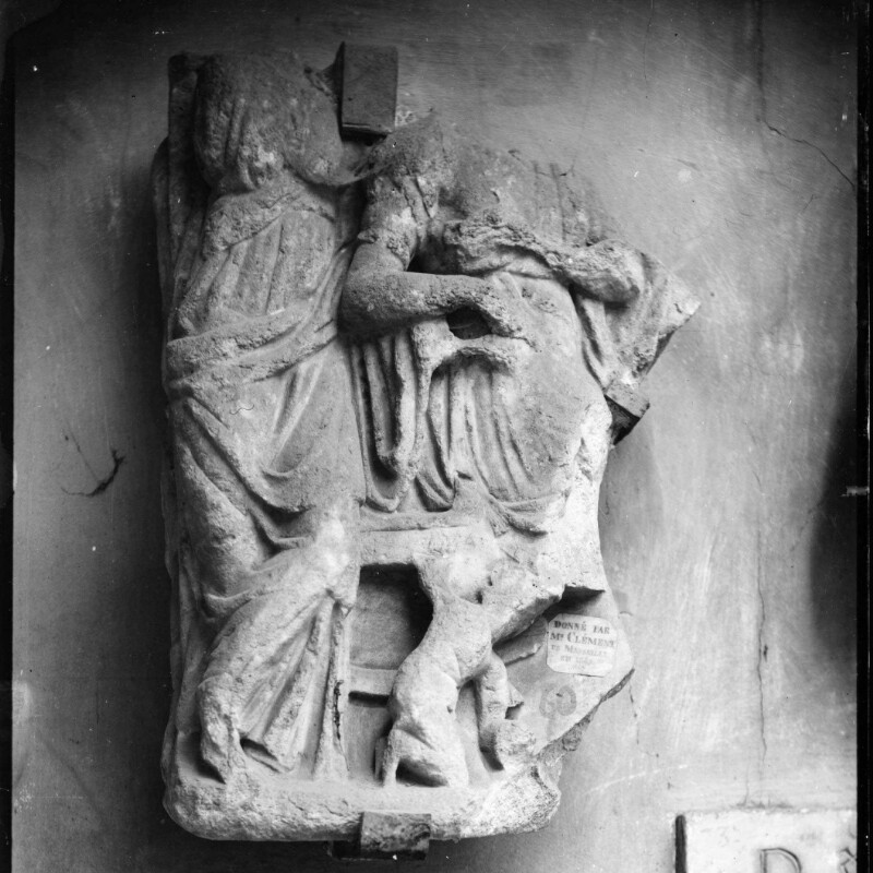 Fragment de sarcophage avec deux femmes drapées