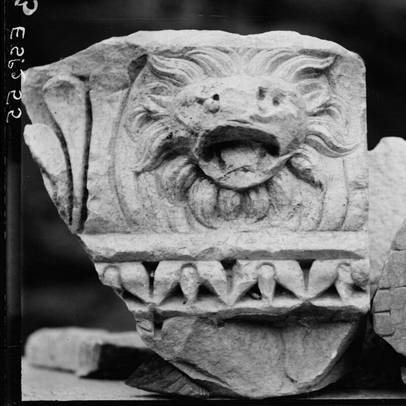Fragment de décor du théâtre avec masque de lion
