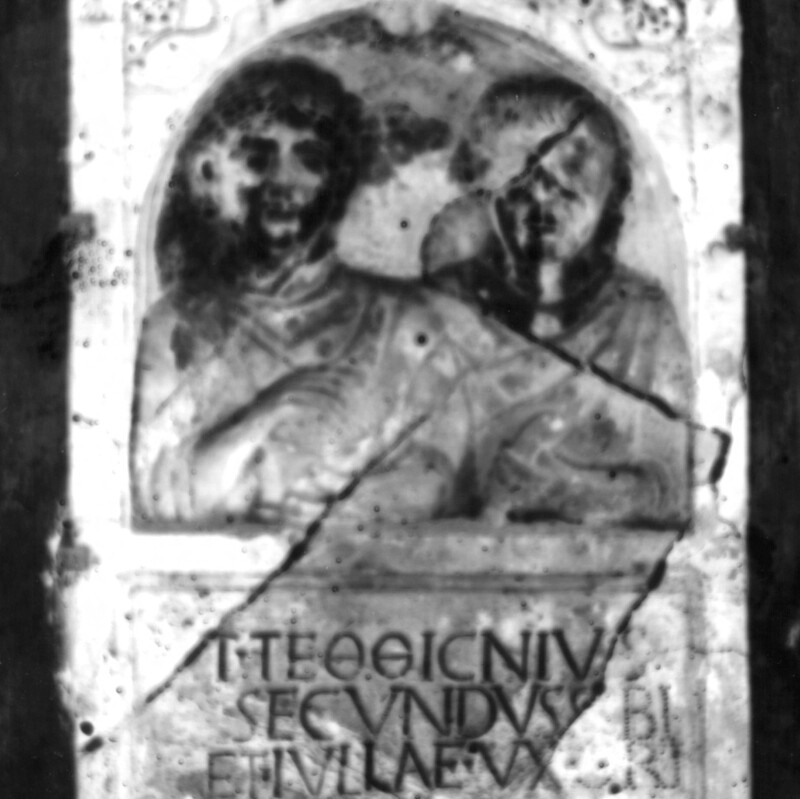 Stèle avec portraits de deux époux