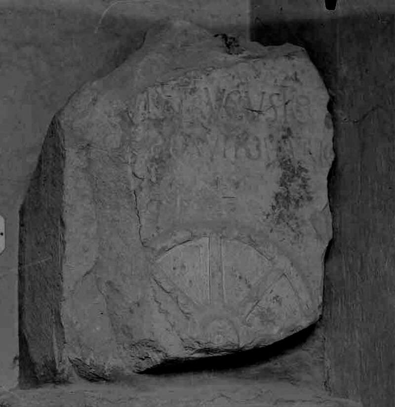 Fragment d'autel avec roue symbolique de Jupiter