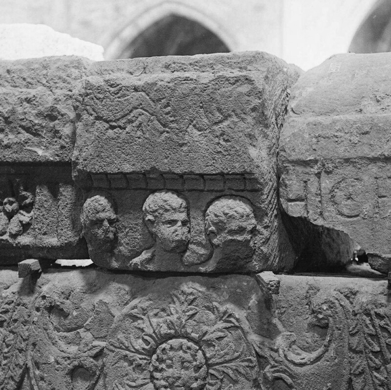 Stèle avec bustes d'hommes