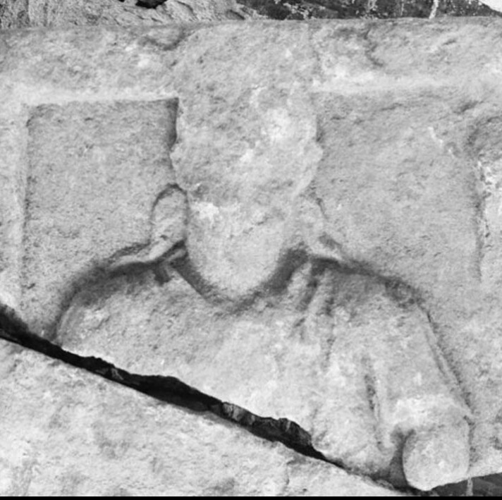 Fragment de stèle avec personnage barbu