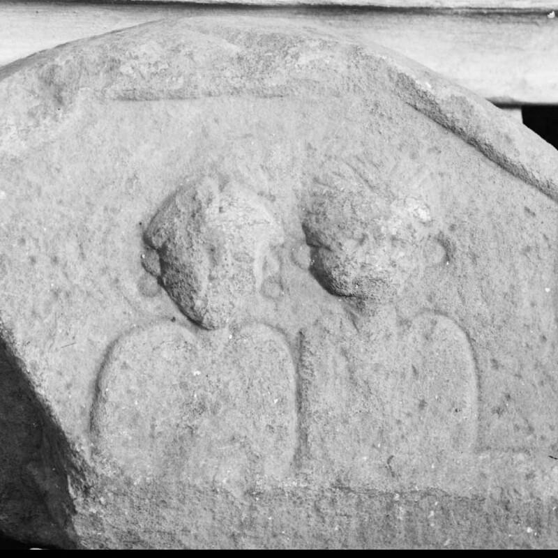 Partie supérieure d'une stèle avec buste d'une femme et d'un homme