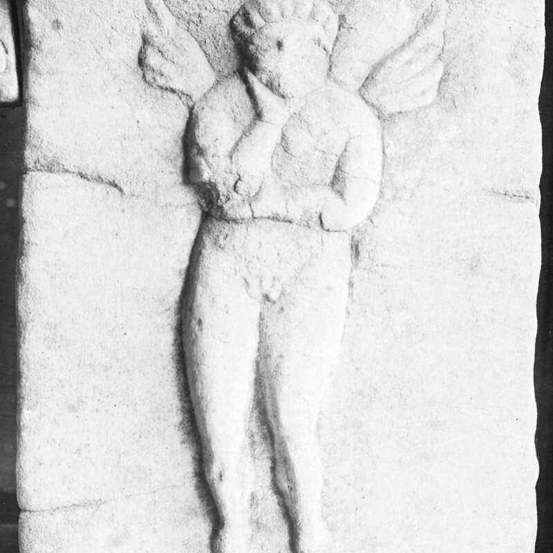 Stèle représentant un personnage nu et ailé