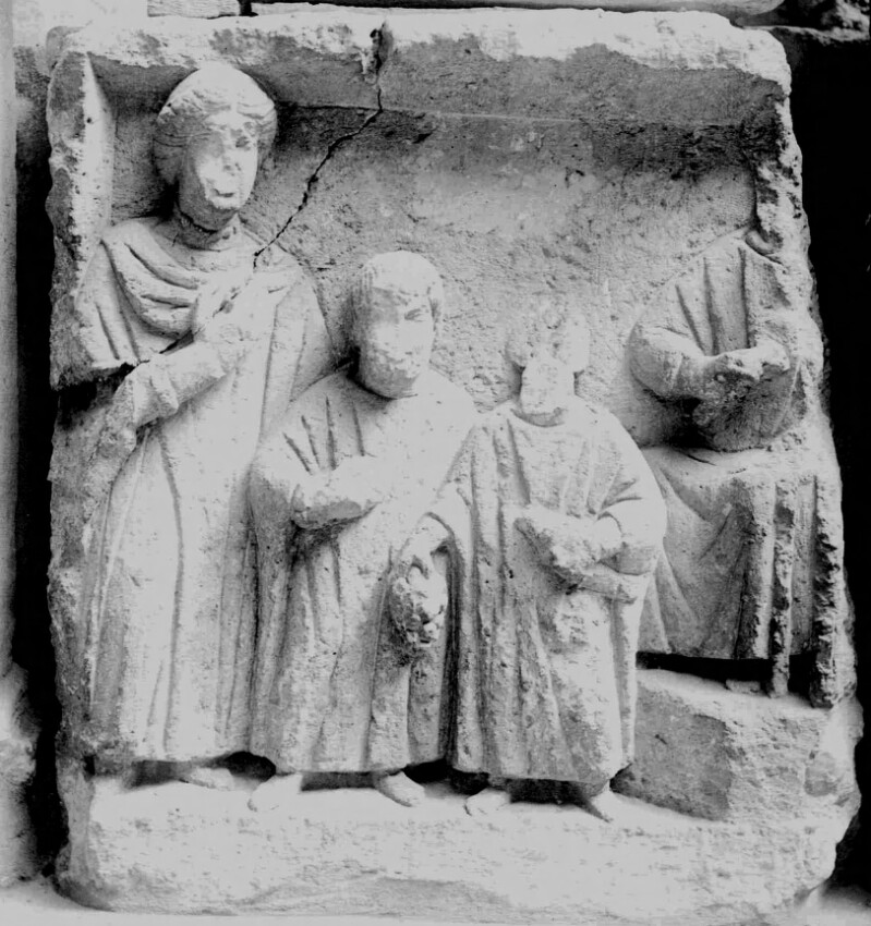 Stèle représentant deux époux et leurs enfants