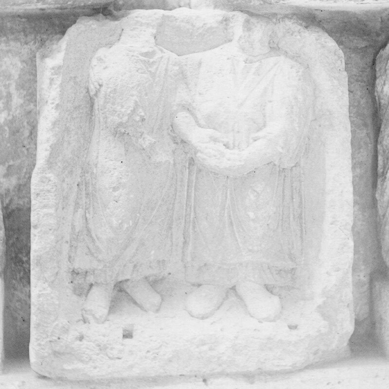 Stèle avec portrait de deux femmes