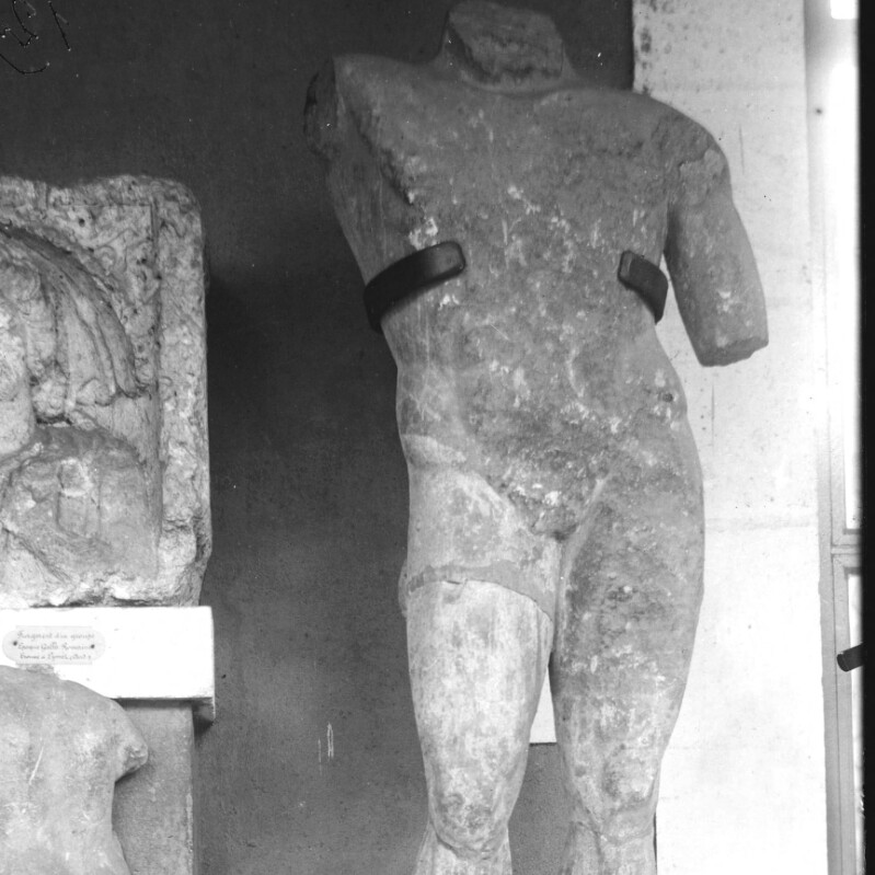 Statue mutilée d'un homme nu