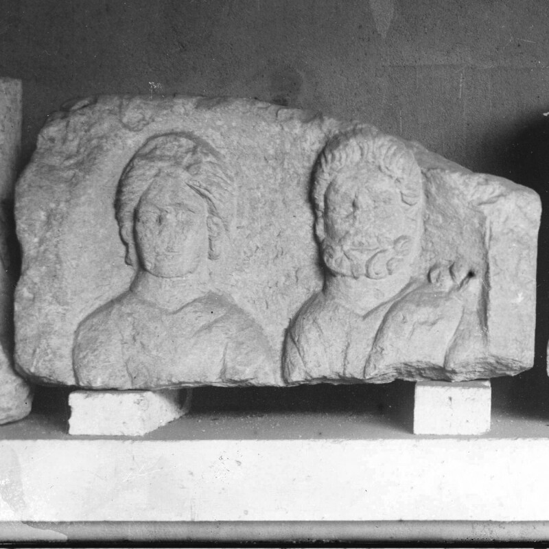 Stèle représentant deux époux