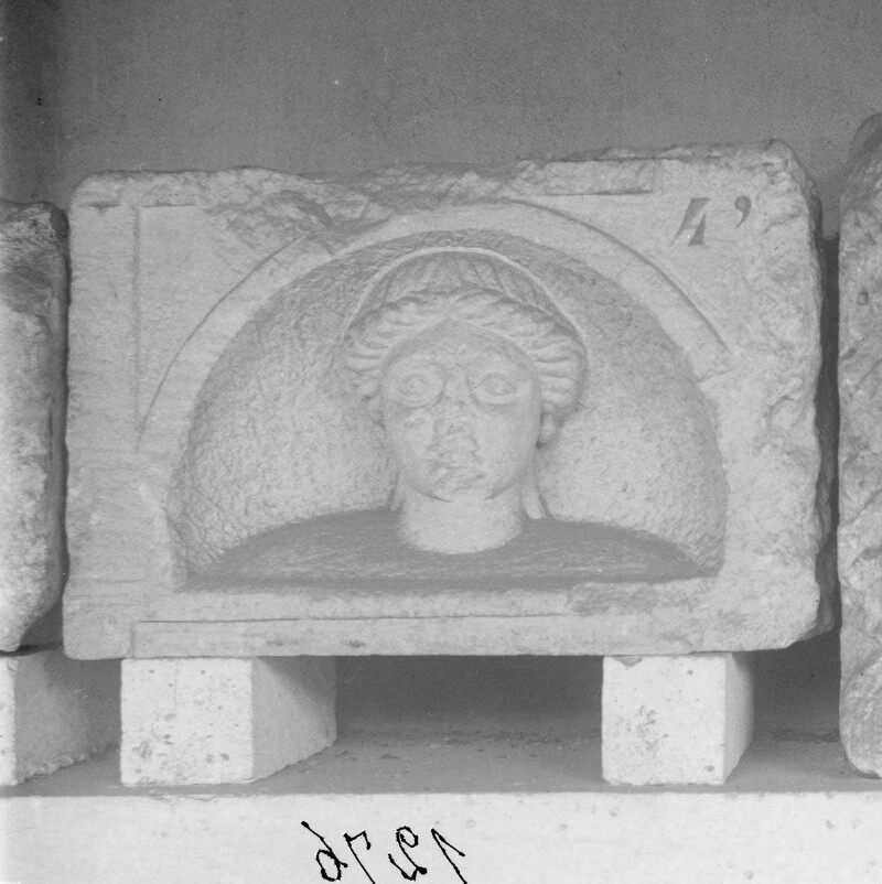 Stèle avec buste d'une femme