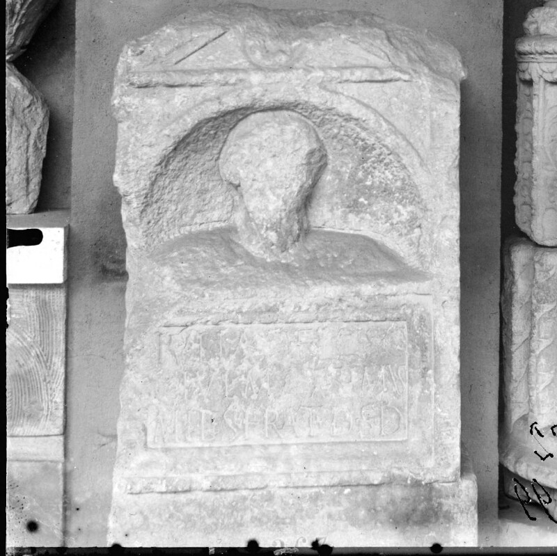 Stèle épigraphique avec le buste d'une femme
