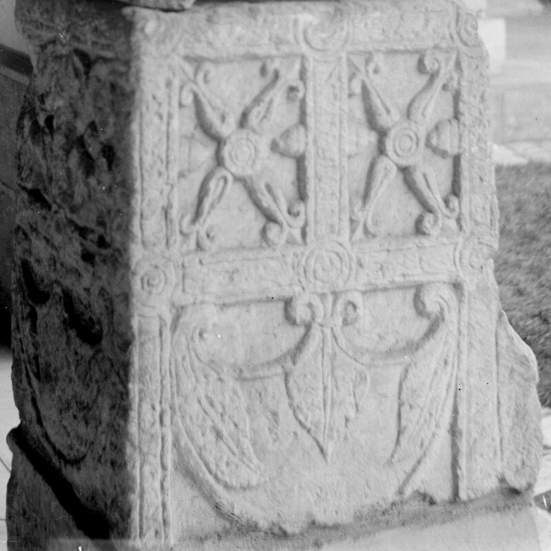 Assise de pilastre avec des motifs ornementaux