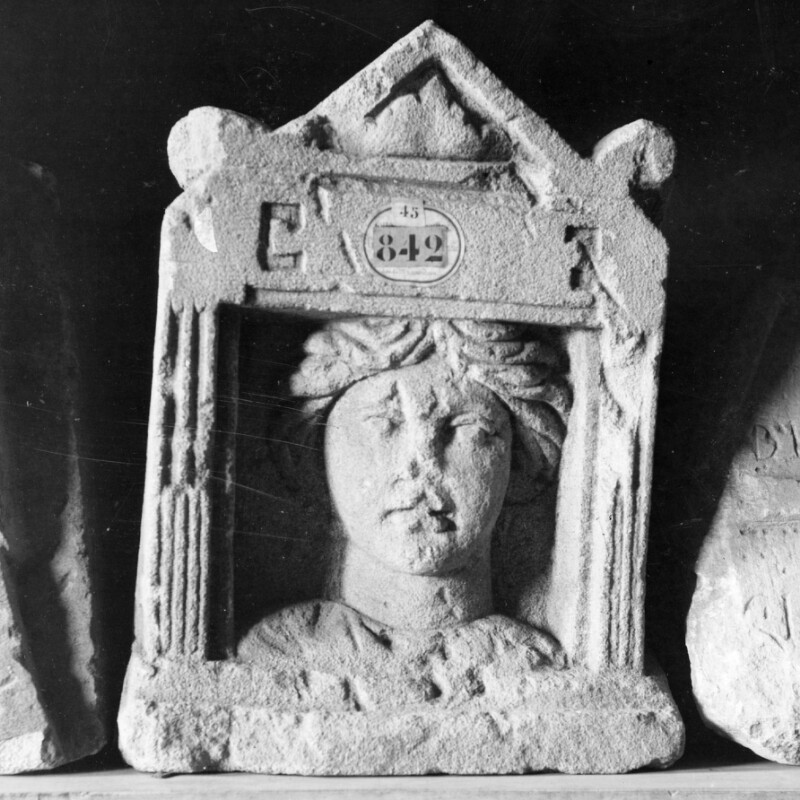 Stèle avec buste d'une jeune femme