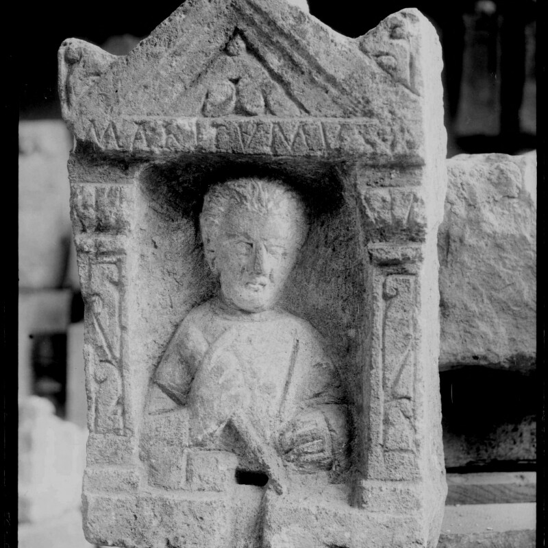 Stèle avec buste d'un jeune homme