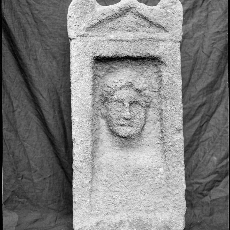 Stèle avec un buste féminin