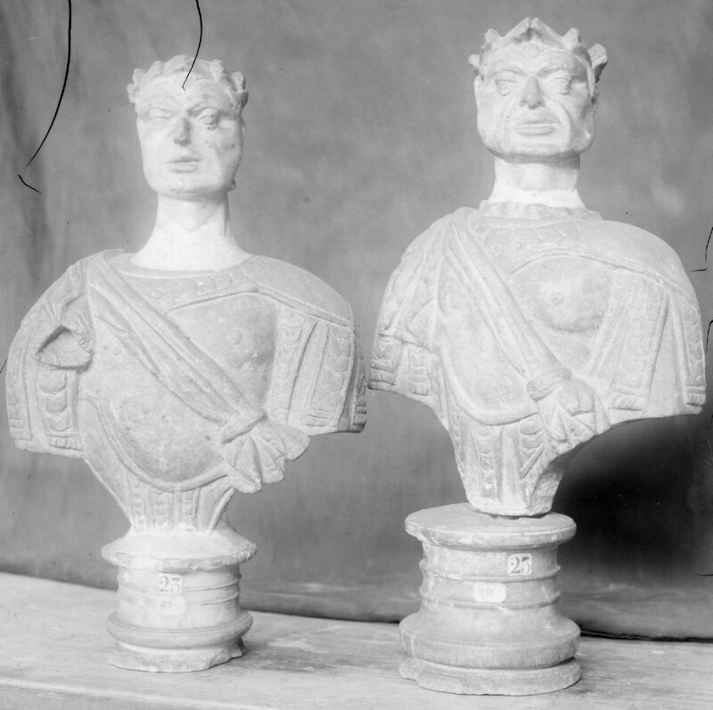 Bustes d'empereurs laurés