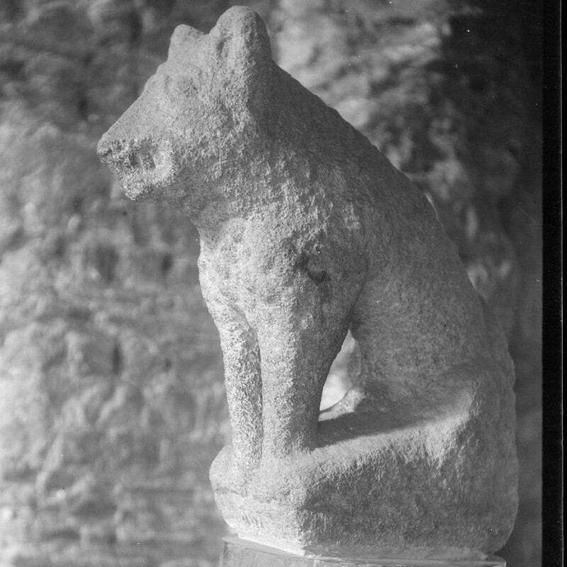Statue d'un carnassier, lion ?