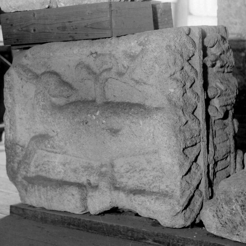 Caisson représentant une biche et des personnages déposant une offrande sur un autel