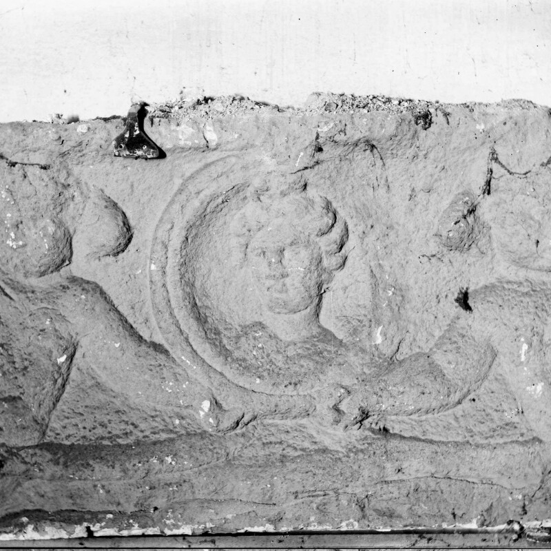 Fragment rectangulaire avec le buste d'une femme et deux Amours ailés