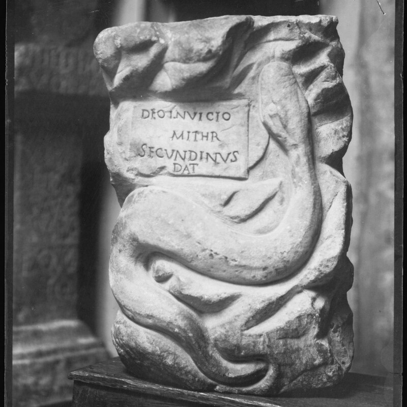 Tablette avec serpent et inscription à Mithra