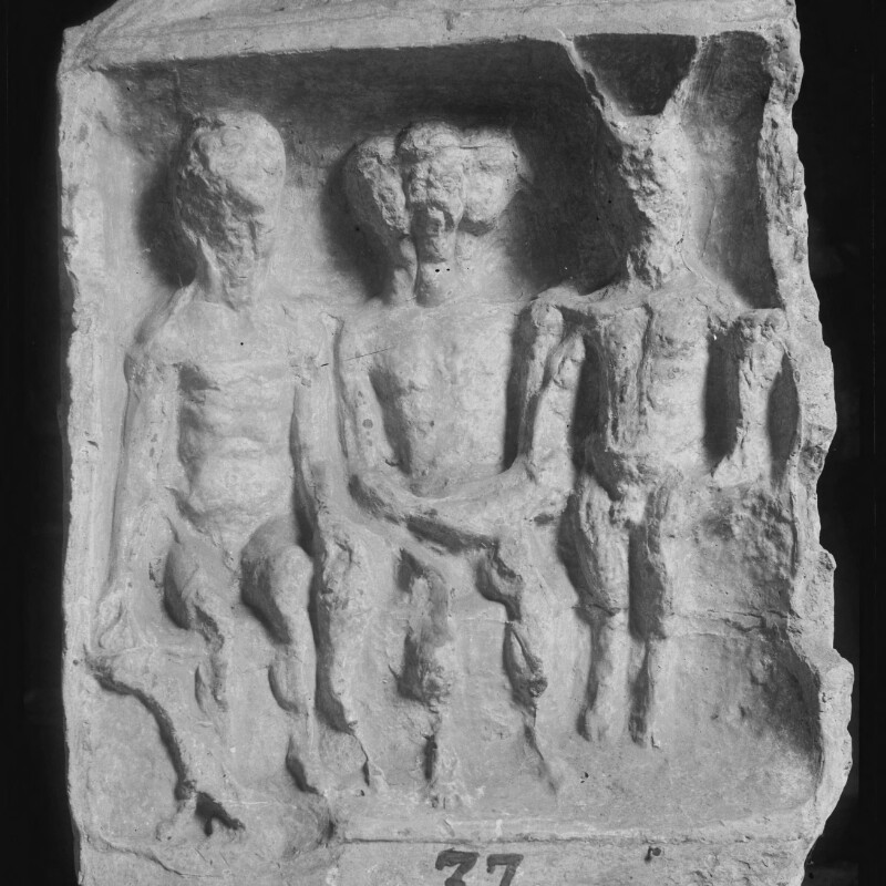 Stèle avec représentation de divinités