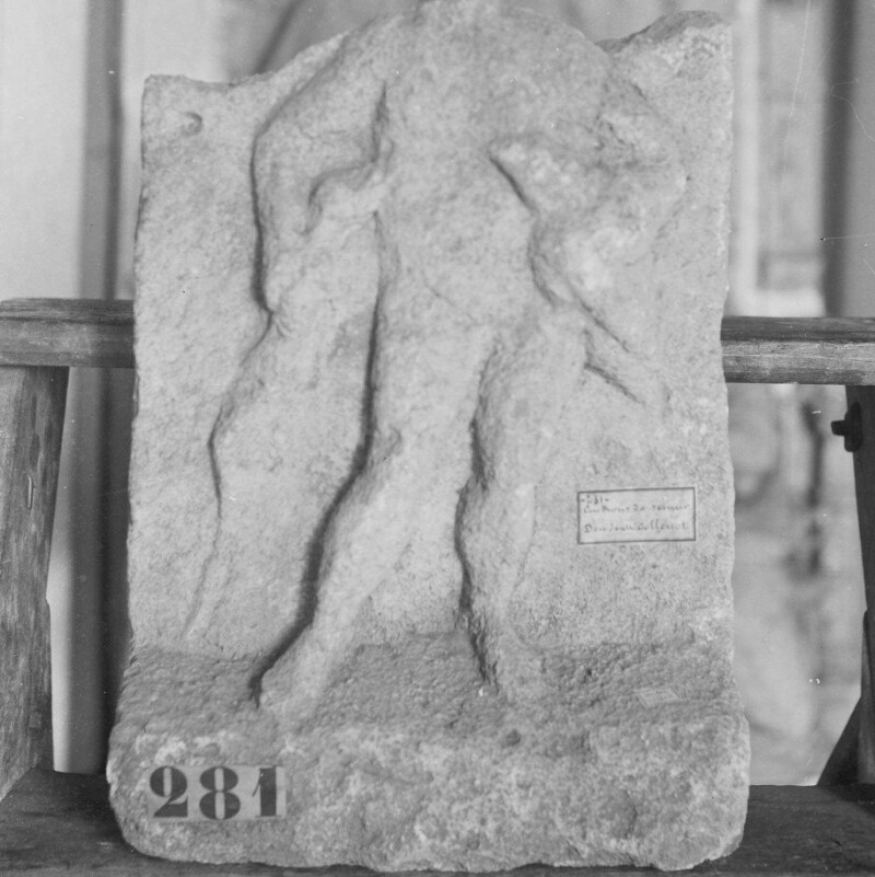 Fragment de stèle avec un homme