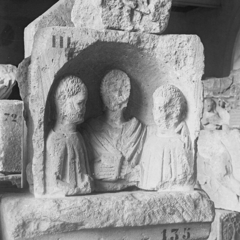 Fragment de stèle avec personnages