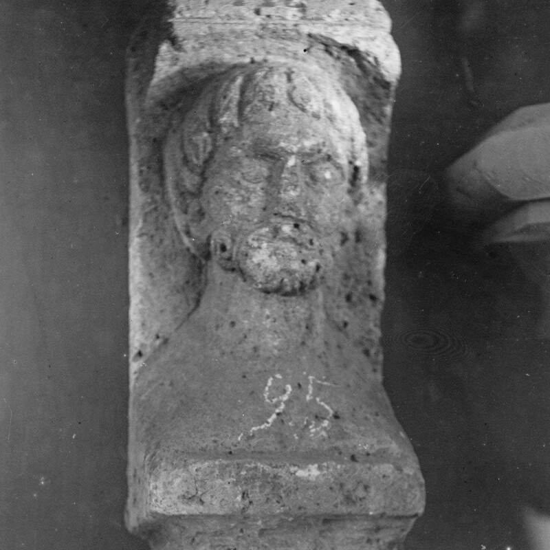 Stèle représentant le buste d'un homme