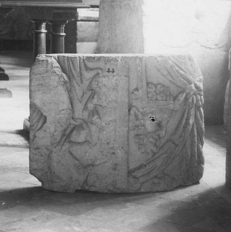 Tambour de demi-colonne avec reliefs liés au culte bachique