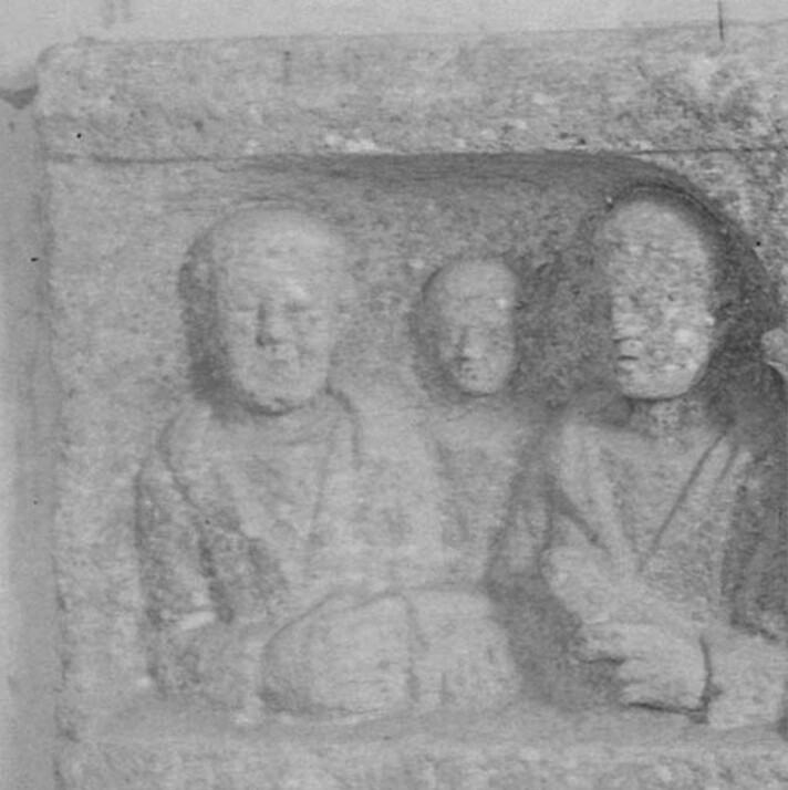 Stèle avec homme, femme et enfant