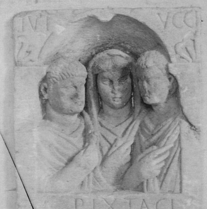 Stèle avec bustes de trois personnages drapés