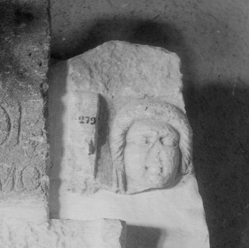 Fragment de stèle avec tête de femme