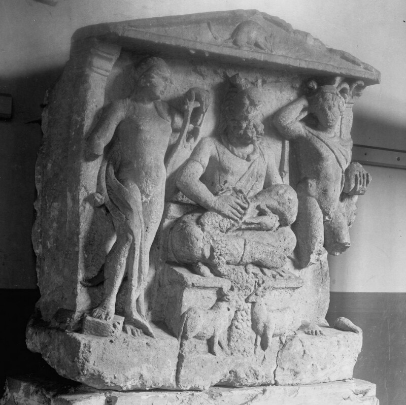 Stèle représentant un dieu, Apollon et Mercure