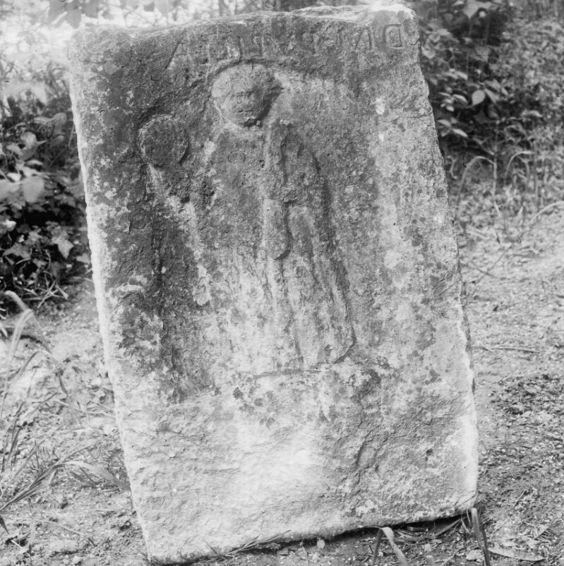 Stèle représentant une femme