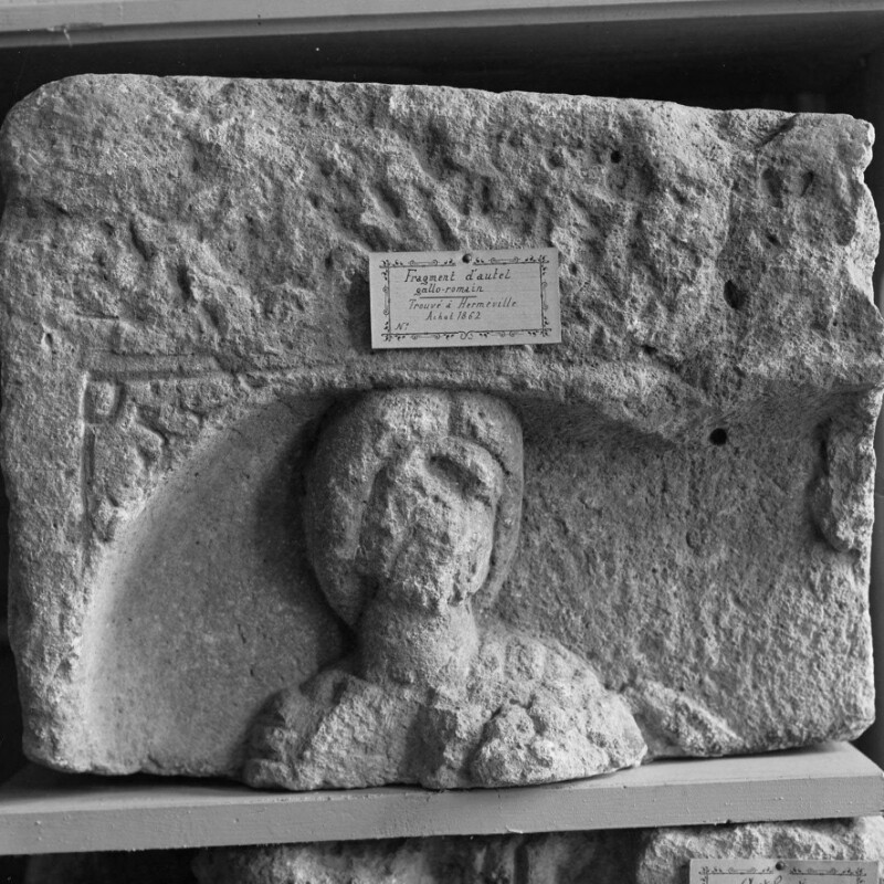 Fragment de stèle avec un soldat et une femme