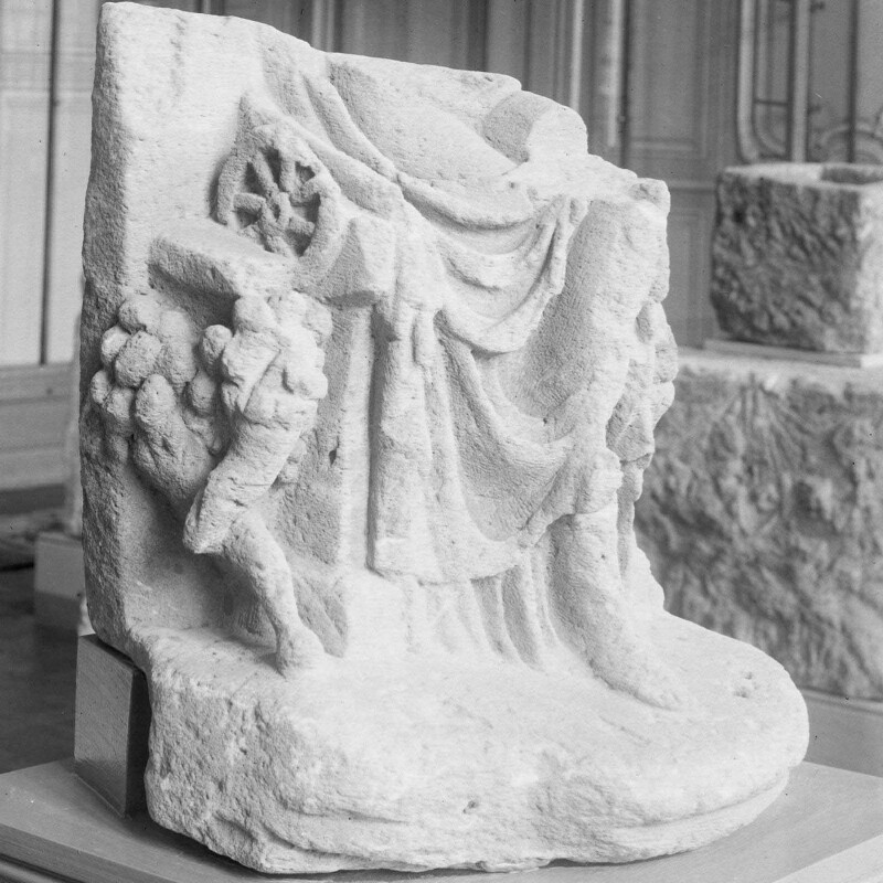 Fragment de statue avec une déesse assise