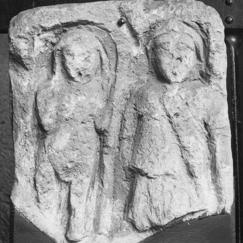 Fragment de stèle représentant Mars et Minerve