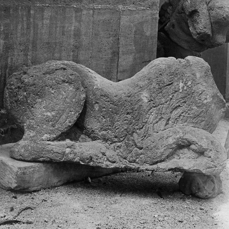 Fragment de statue d'un lion couché