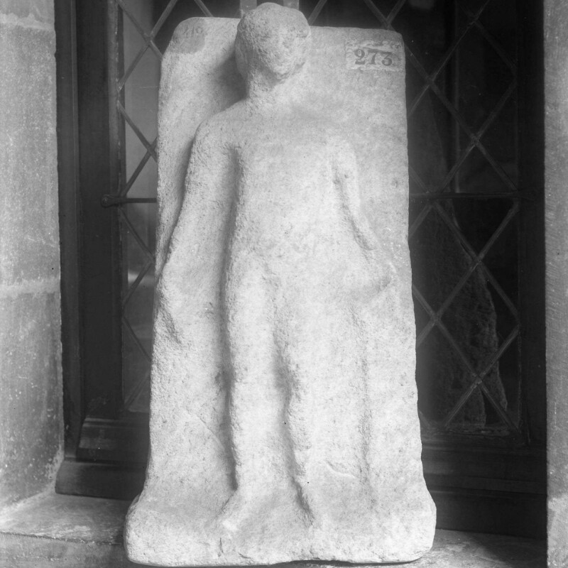 Stèle mutilée représentant un dieu nu debout