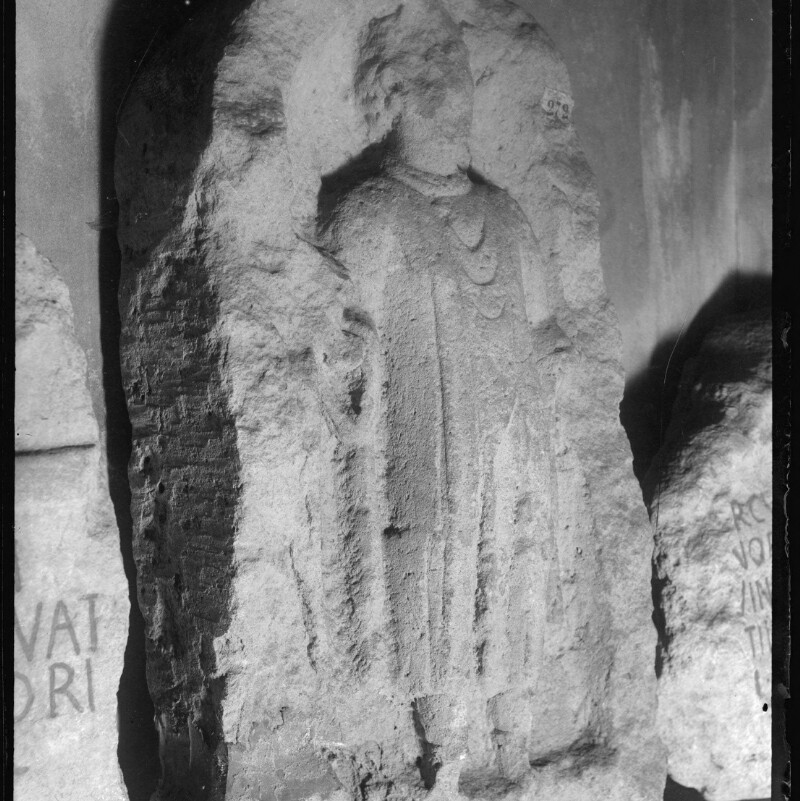 Stèle mutilée représentant un homme debout