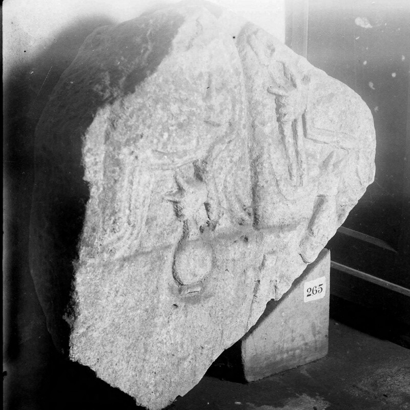 Fragment représentant les restes d'un homme et d'une femme drapés