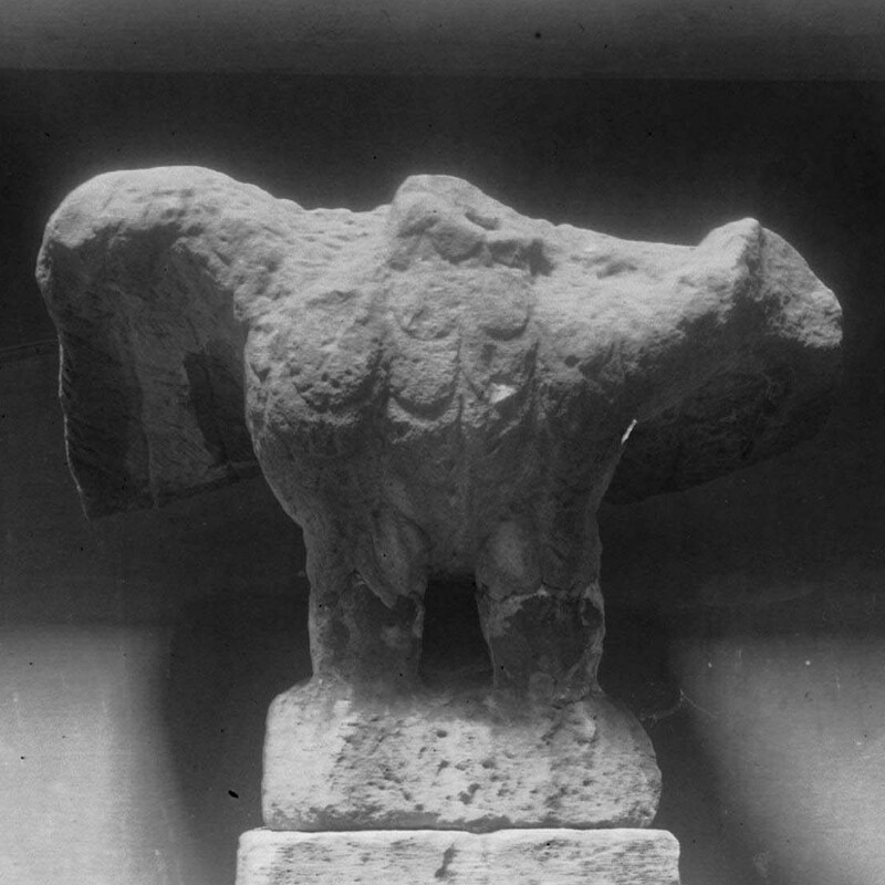Statue mutilée d'un aigle