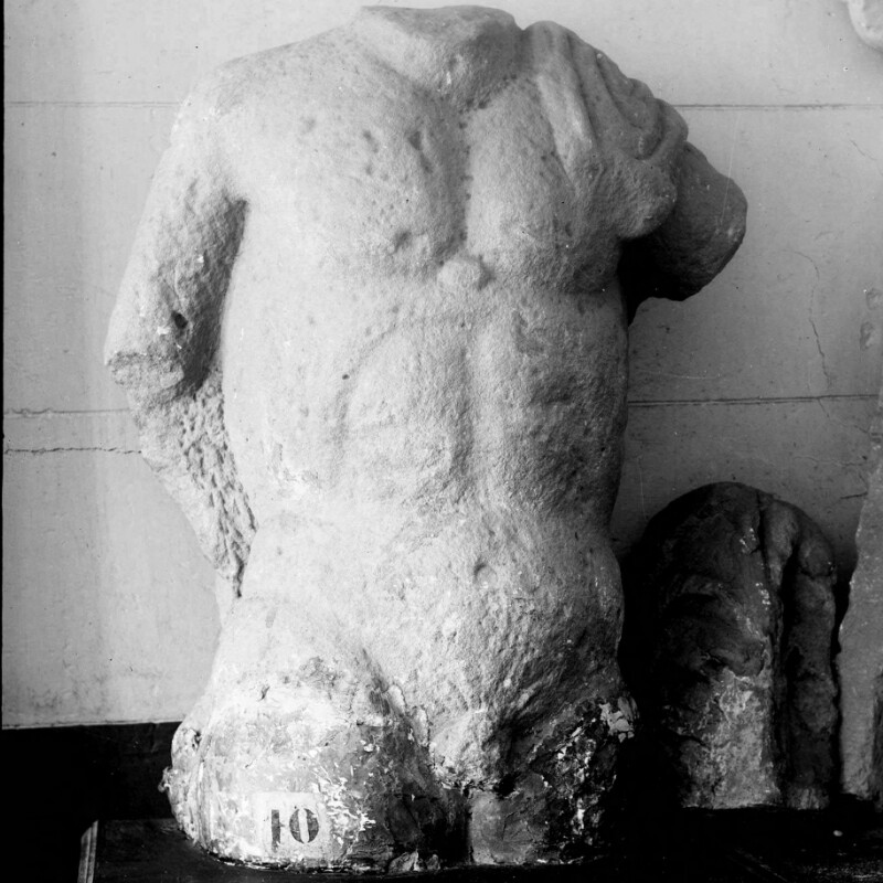 Fragment de statue d'une divinité nue