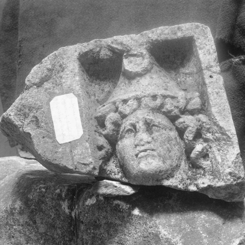 Fragment de stèle avec probablement Attis