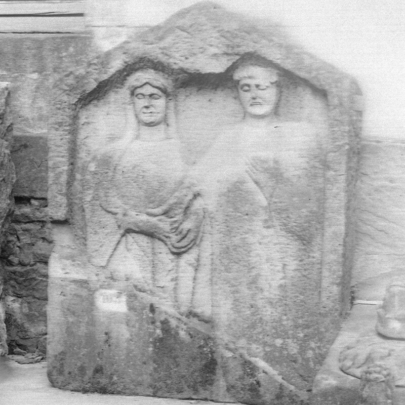 Fragment de stèle avec une inscription et un couple