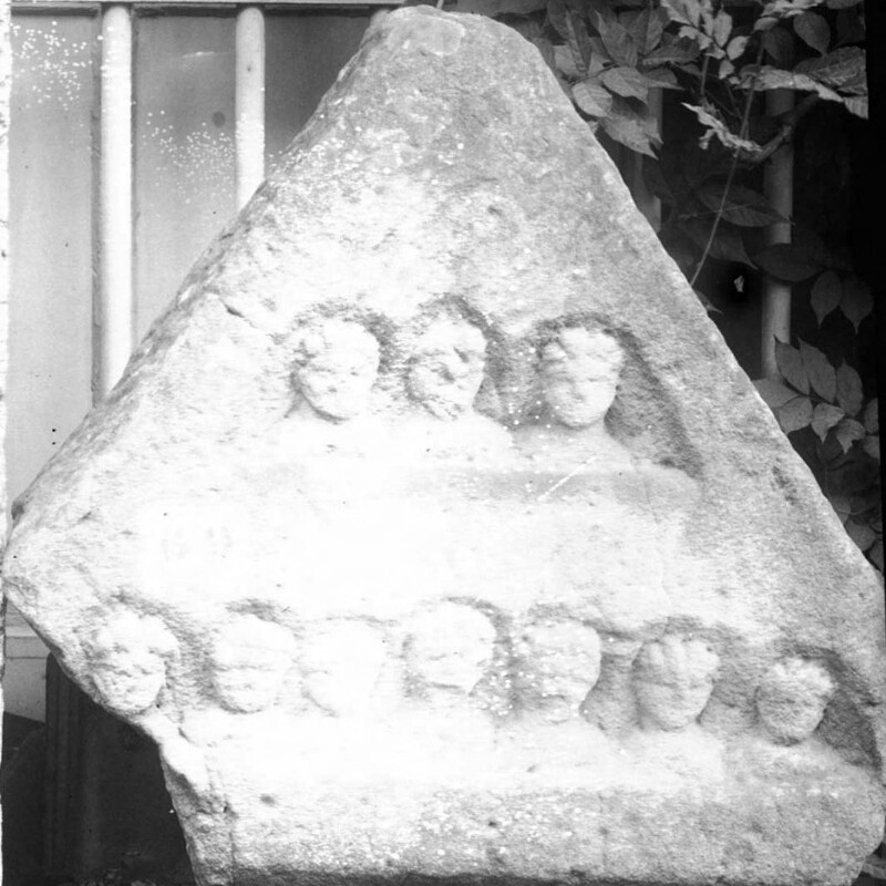 Stèle triangulaire avec les bustes de dix divinités