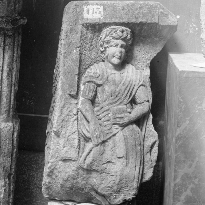 Fragment de stèle avec une femme debout