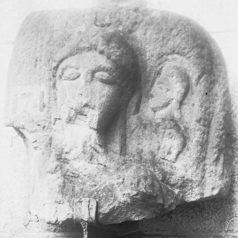 Fragment de stèle avec deux bustes de femme