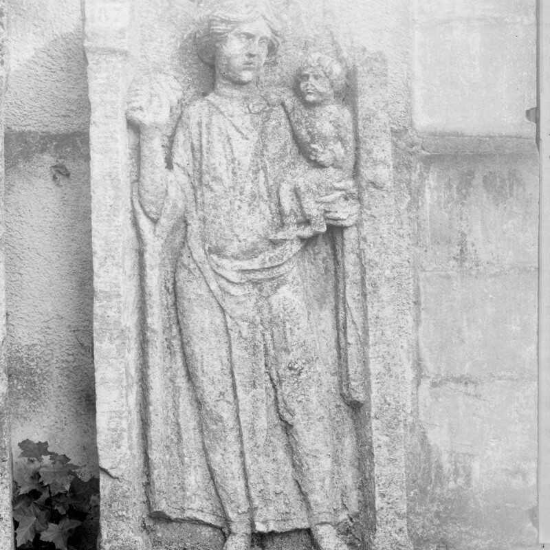 Stèle rectangulaire avec une jeune femme portant un petit enfant
