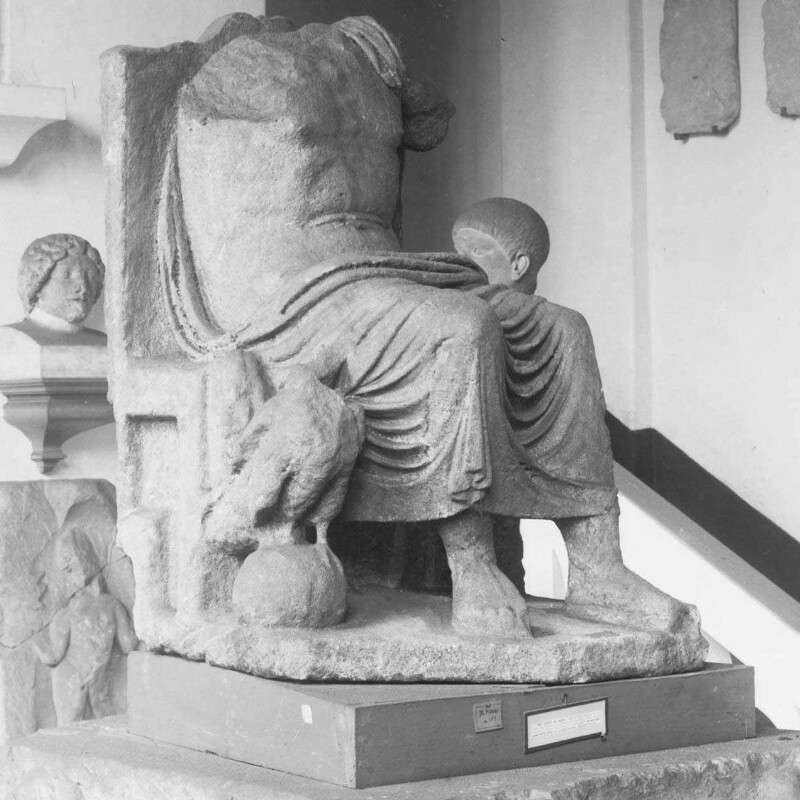 Statue mutilée de Jupiter sur un trône